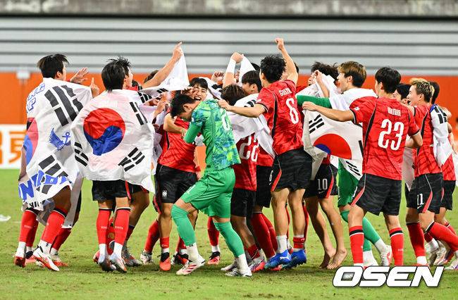 [OSEN=도요타(일본), 박준형 기자] 미쳤다! 엄지성(24, 스완지 시티)이 결승골로 한국축구를 살렸다.&nbsp;이민성 감독이 이끄는 U23 남자축구대표팀은 3일 오후 7시 30분 도요타 스타디움에서 개최된 아이치-나고야 아시안게임 2026 결승전에서 엄지성의 결승골이 터져 숙적 일본을 1-0으로 제압했다.&nbsp;경기종료 후 축구대표팀이 금메달 기쁨을 나누고 있다.   2026.10.03 /  soul1014@osen.co.kr