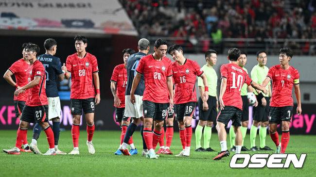 [OSEN= 서울월드컵경기장, 이대선 기자] 로베르트&nbsp;모레노 임시 감독이 이끄는 대한민국 축구 국가대표팀은 28일 서울월드컵경기장에서 디에고 포를란 감독이 지휘하는 우루과이와 A매치 맞대결을 치러 1-4로 대패했다.이로써 모레노 감독은 지난 에콰도르전 3-0 완승 분위기를 이어기는 데 실패했다. 부임 2경기 만에 남미 강호 우루과이를 만나 1-4로 무너졌다.경기 종료 후 한국 선수들이 아쉬워하고 있다. 2026.09.28 / sunday@osen.co.kr