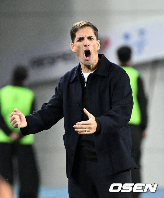 [OSEN=용인, 이대선 기자] 한국축구에 역사적인 날이다. 손흥민(34, LAFC)이 전설 차범근의 A매치 최다골 기록을 넘었다.&nbsp;로베르트 모레노 감독이 이끄는 대한민국 축구대표팀은 6일 오후 8시 용인미르스타디움에서 개최되는 친선전에서 우즈베키스탄을 상대로 손흥민의 선제골과 오세훈의 추가골이 터져 2-0 완승을 거뒀다.&nbsp;전반 대한민국 모레노 감독이 작전을 지시하고 있다. 2026.10.06 /sunday@osen.co.kr