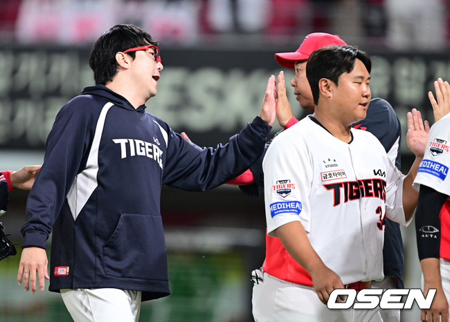 [OSEN=광주, 최규한 기자] KIA 타이거즈가 준플레이오프에 직행했다. KIA는 12일 광주-기아 챔피언스필드에서 열린 2026 신한 SOL KBO리그 LG 트윈스와의 최종전에서 4-2로 승리했다. 선발 양현종이 5이닝 1실점으로 호투했다. 전상현이 2이닝 무실점으로 막았다. 8회말 김도영의 시즌 45호 결정적인 중월투런홈런이 터졌다. 이로써 KIA는 정규시즌 3위를 확정짓고 준플레이오프에 직행했다. LG는 4위가 되면서 두산과 와일드카드 결정전에 나선다. 경기를 마치고 승리한 KIA 이범호 감독과 양현종이 인사를 나누고 있다. 2026.10.12 / dreamer@osen.co.kr