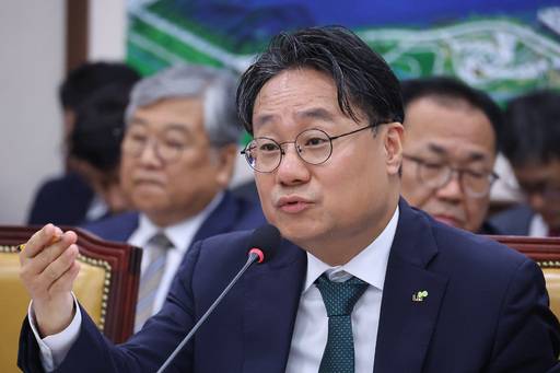 이성훈 한국토지주택공사(LH) 사장이 12일 국회 국토교통위원회의&nbsp;국정감사에서 의원 질의에 답변하고 있다. 뉴스1