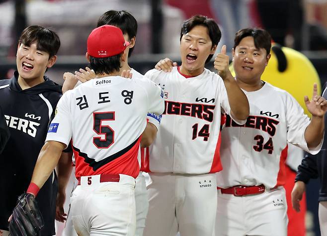12일 광주기아챔피언스필드에서 열린 프로야구 LG 트윈스와 KIA 타이거즈의 경기. KIA 김도영이 4-2 승리로 경기를 마치고 동료들과 하이파이브 하고 있다. 연합