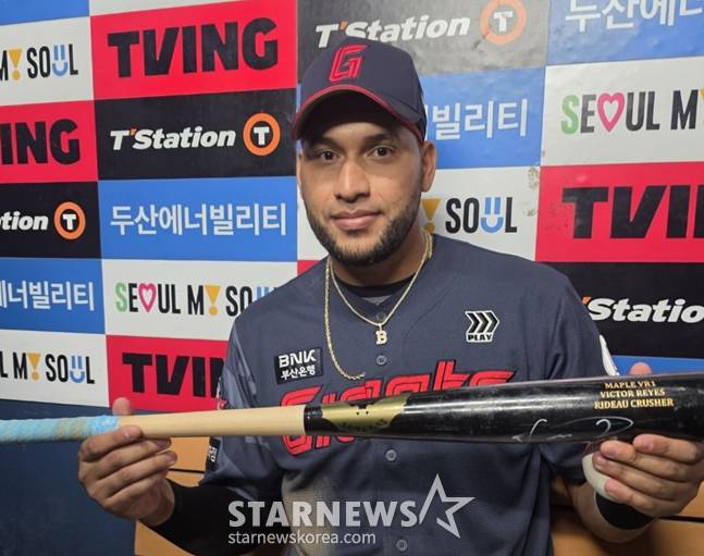 210번째 안타(홈런) 공을 습득한 팬에게 전달할 사인 배트와 함께 기념 촬영을 하는 레이예스. /사진=박수진 기자