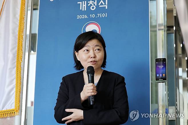 개청사하는 임은정 초대 광주중수청장 (전남광주=연합뉴스) 정다움 기자 = 7일 오전 전남광주 북구 중흥동 광주지방중대범죄수사청에서 열린 개청식에서 임은정 초대 청장이 개청사하고 있다. 2026.10.7 daum@yna.co.kr