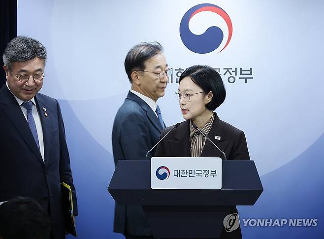 행정-공공기관 이전 발표 나선 한성숙 총리 (서울=연합뉴스) 안정원 기자 = 한성숙 국무총리가  3일 서울 종로구 정부서울청사에서 법무부-성평등가족부 등 행정·공공기관 이전 및 공공기관 기능 개혁 관련 기자회견을 준비하고 있다,  2026.9.3 jeong@yna.co.kr
