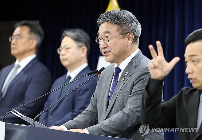 2차 중앙행정기관 이전 세부계획 발표하는 윤호중 장관 (서울=연합뉴스) 한종찬 기자 = 윤호중 행정안전부 장관이 13일 정부서울청사 본관 브리핑룸에서 2차 중앙행정기관 이전 세부계획을 발표하고 있다. 행안부는 이날 법무부와 성평등가족부, 외교부, 통일부, 국방부 등 수도권에 있는 중앙행정기관(부처) 등 44곳을 2027년부터 2031년까지 세종으로 단계 이전한다고 밝혔다. 2026.10.13 saba@yna.co.kr