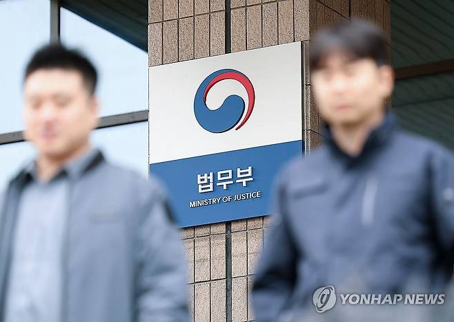 세종시 이전 계획 발표된 법무부 (과천=연합뉴스) 김성민 기자 = 법무부와 성평등가족부, 외교부, 통일부, 국방부 등 수도권에 있는 중앙행정기관(부처) 등 44곳이 2027년부터 2031년까지 세종으로 단계 이전한다. 법무부와 성평등가족부는 기존 이전 제외기관으로 명시한 '행복도시법' 개정 시기에 맞춰 이전 시점을 정할 계획이다.
2차 중앙행정기관 이전 세부 계획이 발표된 13일 경기 과천시 과천정부청사에 위치한 법무부에서 직원들이 이동하고 있다. 2026.10.13 ksm7976@yna.co.kr