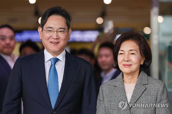 이재용(왼쪽부터) 삼성전자 회장과 홍라희 리움미술관 명예관장 [연합뉴스 자료사진]