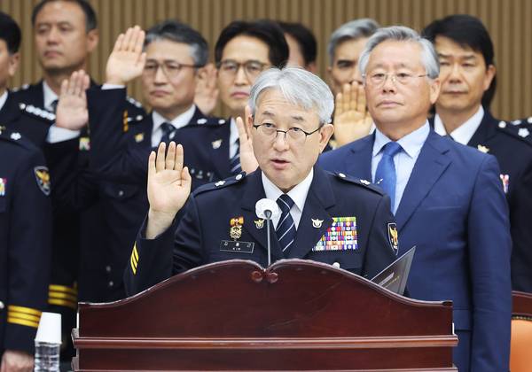 13일 경기도 수원시 장안구 경기남부경찰청에서 열린 국회 행정안전위원회의 경기남ㆍ북부경찰청에 대한 국정감사에서 김홍근 경기남부경찰청장 직무대리가 증인선서를 하고 있다. 2026.10.13 /연합뉴스