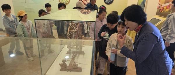 산청초등학교 학생들이 지난 8일 산청군 단성면 '목면시배유지' 전시관에서 설명을 듣고 있다. /산청초교