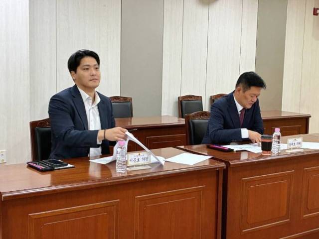 부산시의회에서 열린 인구감소지역 재지정 대응 간담회에서 이준호 부산시의원과 강재호 금정구의원이 지역 현안을 논의하고 있다. [사진=부산언론협회]