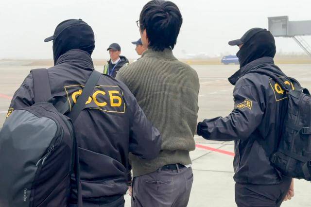 러시아 연방보안국(FSB) 요원들이 극동 사할린주에서 간첩 혐의를 받는 일본 홋카이도신문 이마이 유키 특파원을 체포하고 있다.[사진=타스·연합뉴스]&nbsp;