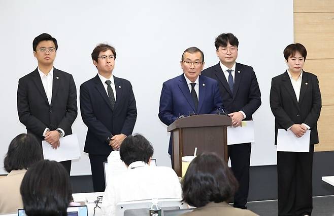 전주시의회 의장단과 상임위원장단이 14일 기자회견을 했다./시의회