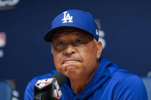 데이브 로버츠 다저스 감독이 밀워키와의 NLCS 3차전을 앞두고 기자회견을 하고 있다. 로스앤젤레스=AP연합뉴스