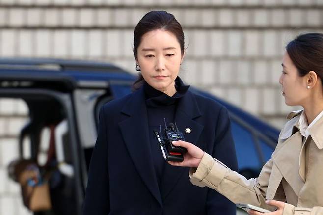 공천 헌금 1억원을 수수한 혐의로 기소된 무소속 강선우 의원이 14일 서울 서초구 서울중앙지방법원에서 열린 1심 선고 공판에 출석하며 취재진의 질문을 받고 있다. 연합뉴스