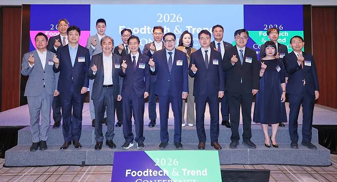 조선비즈가 14일 서울 소공동 웨스틴조선호텔에서 개최한 '2026 푸드테크앤트렌드컨퍼런스' 참석자들이 기념 촬영을 하고 있다. /조선비즈