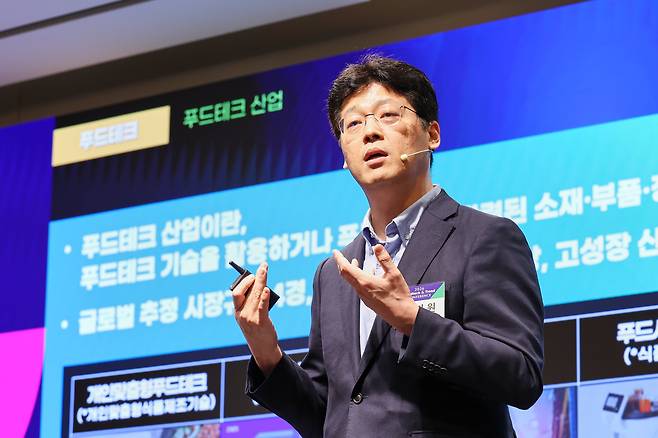 이기원 월드푸드테크협의회 공동회장이 14일 오전 서울 중구 웨스틴조선호텔에서 조선비즈 주최로 열린 ’2026 푸드테크 앤 트렌드 컨퍼런스’에서 기조강연을 하고 있다. /조선비즈