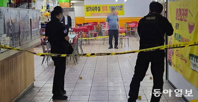 13일 인천 남동구 홈플러스 상가에서 전자발찌를 찬 최모 씨가 흉기를 휘둘러 경찰들이 현장을 조사하고 있다. 이 사고로 1명은 심정지에 빠졌고 7명이 다쳤다. 이 남성은 양손에 흉기를 묶은 채 에스컬레이터로 이동하며 흉기를 휘두르다가 시민들에게 제압됐고, 현행범으로 체포됐다. 인천=공승배 기자 ksb@donga.com