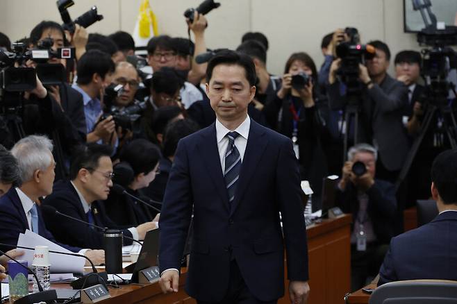 김지용 초대 중대범죄수사청장 후보자가 14일 국회에서 열린 인사청문회에서 선서문을 내고 자리로 돌아가고 있다. 김혜윤 기자 unique@hani.co.kr