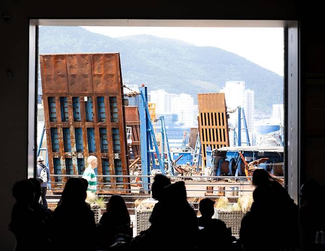부산 영도 모모스커피 로스터리&커피바는 항구 풍경과 향 좋은 커피로 유명하다. 부산=이한호 기자