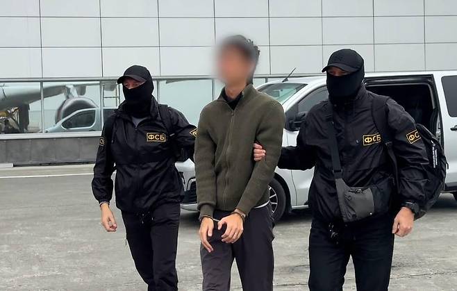 러시아 연방보안국은 13일 일본 홋카이도 신문 특파원 이마이 유키를 간첩 혐의로 체포했다고 발표하면서 국영 타스통신 등을 통해 체포 영상 등을 공개했다. 사진은 연방보안국 요원에 의해 끌려가는 이마이의 모습. 러시아 연방보안국 제공
