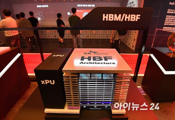 14일 서울 강남구 코엑스에서 열린 '제28회 반도체대전'(SEDEX 2026)에서 관람객들이 SK하이닉스 부스를 관람하고 있다. [사진=곽영래 기자]