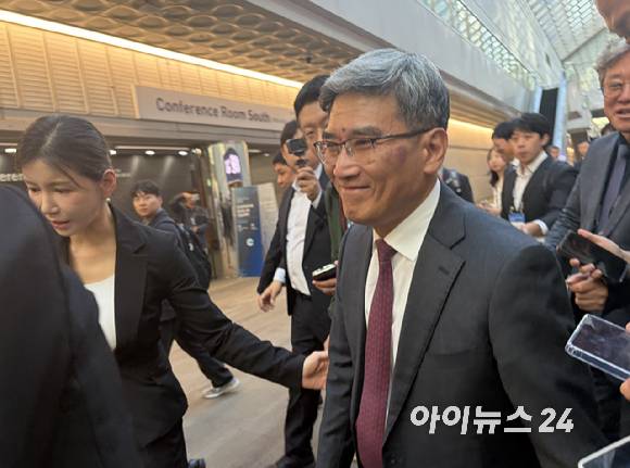 송재혁 삼성전자 CTO 사장이 14일 서울 강남구 코엑스에서 열린 '제28회 반도체대전'(SEDEX 2026)을 나가고 있다. [사진=권서아 기자]