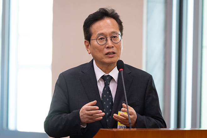 황교익 한국문화관광연구원장이 14일 서울 여의도 국회에서 열린 문화체육관광위원회의 사행산업통합감독위원회 등에 대한 국정감사에 출석해 의원 질의에 답하고 있다. 뉴스1