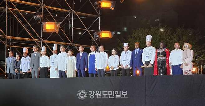 ▲ 2026 춘천막국수닭갈비축제 개막식이 14일 오후 7시 공지천 수변 산책로 무대에서 열렸다. 정민엽 기자