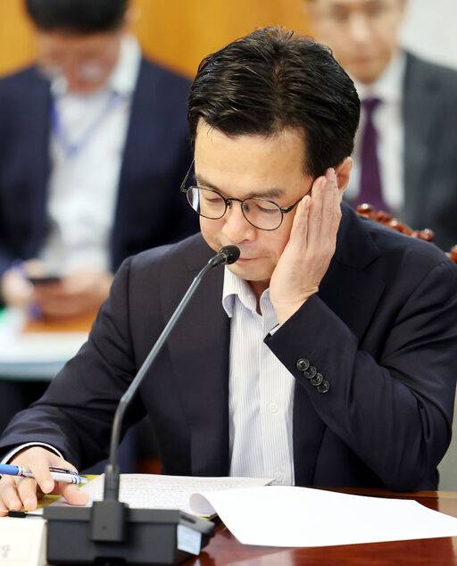 신진창 금융위 사무처장이 6일 오전 서울 종로구 정부서울청사에서 열린 금융.공공기관 개인정보 유출 관련 회의에 첨석해 앉아 있다. 뉴시스