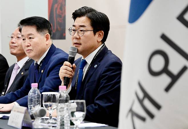 지난달 28일 송도컨벤시아에서 열린 '세계한인주간 기자간담회'에서 박찬대 인천시장과 김경협 재외동포청장이 기자들의 질문에 답변하고 있다. 시 제공