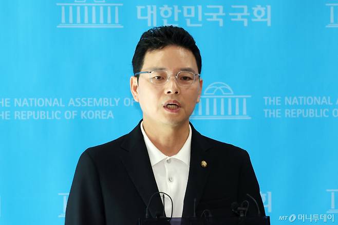 (서울=뉴스1) 황기선 기자 = 박정훈 국민의힘 의원이 14일 오후 서울 여의도 국회 소통관에서 김승원 법무부 장관 후보자 의혹 관련 기자회견을 마치고 취재진 질문에 답하고 있다.  2026.9.14/뉴스1  Copyright (C) 뉴스1. All rights reserved. 무단 전재 및 재배포,  AI학습 이용 금지. /사진=(서울=뉴스1) 황기선 기자