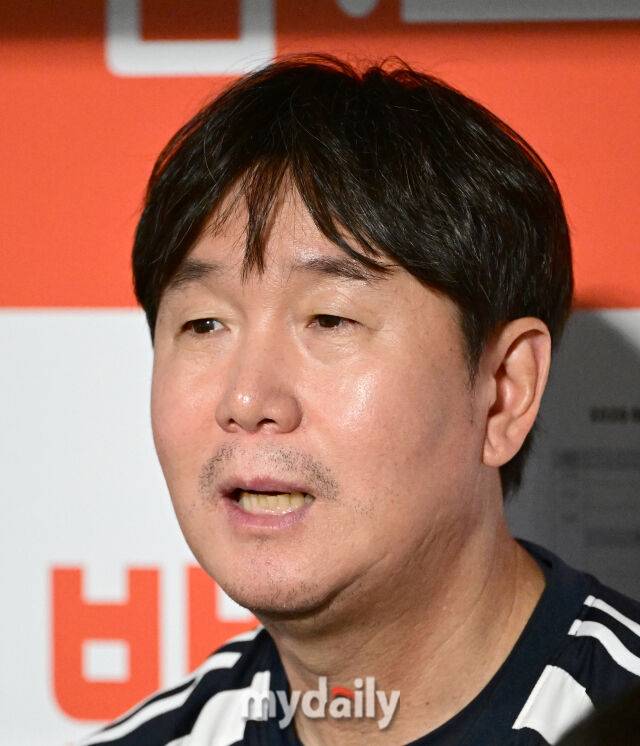 2026년 9월 17일 오전 서울 고척스카이돔에서 열린 '2026 아이치 나고야 아시안게임' 야구대표팀 평가전, 대한민국과 상무의 경기. 류지현 감독이 취재진들과 이야기를 나누고 있다./마이데일리