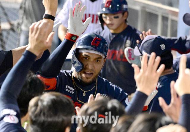2026년 4월 16일 오후 서울 잠실구장에서 열린 '2026 신한 SOL KBO리그' 롯데 자이언츠와 LG 트윈스의 경기. 롯데 레이예스가 6회초 2사 1루서 동점 2점 홈런을 친 뒤 동료들의 축하를 받고 있다./유진형 기자