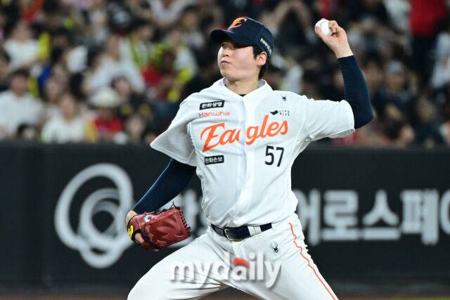 18일 대전 한화생명 볼파크 야구장에서 열린 '2026 신한 SOL KBO리그' KIA 타이거즈와 한화 이글스 경기. 한화 조동욱이 8회초 마운드에 올라 힘차게 투구하고 있다./마이데일리