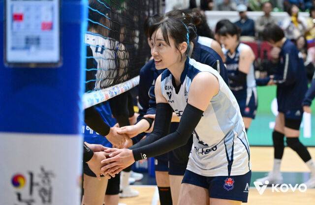 한국도로공사 리베로 문정원이 14일 열린 현대건설과 2026 프로배구 컵대회 여자부 B조 조별리그 현대건설전을 마친 뒤 상대 선수들과 인사를 나누고 있다./한국배구연맹(KOVO) 제공