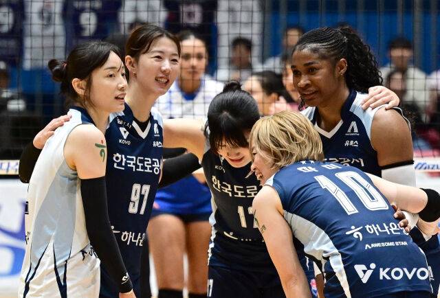 한국도로공사 리베로 문정원이 14일 열린 현대건설과 2026 프로배구 컵대회 여자부 B조 조별리그 현대건설전 도중 팀 동료들과 함께 세리머니를 하고 있다./한국배구연맹(KOVO) 제공