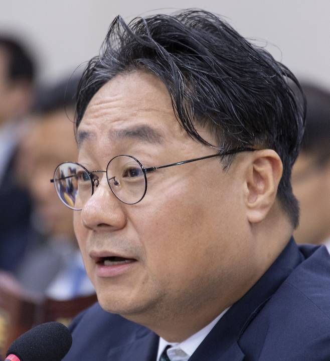 이성훈 한국토지주택공사(LH) 사장이 12일 국회에서 열린 국토교통위원회 국정감사에 출석해 LH의 부채 증가와 관련한 의원 질의에 답하고 있다. [연합]