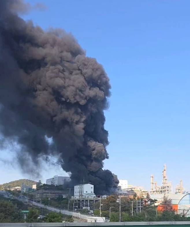 [울산=뉴시스]14일 오후 울산 울주군 온산읍 학남리 한 제조업체에서 폭발과 함께 화재가 발생해 현장에서 검은 연기가 올라오고 있다. (사진=독자 제공) 2026.10.14. photo@newsis.com *재판매 및 DB 금지