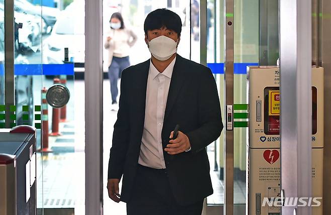 [대구=뉴시스] 이무열 기자 = 전 프로야구 삼성 라이온즈 투수 안지만이 26일 오전 대구 수성구 범어동 대구지법에서 명예훼손 혐의 관련 공판에 출석하기 위해 법정으로 향하고 있다. 2022.04.26. lmy@newsis.com