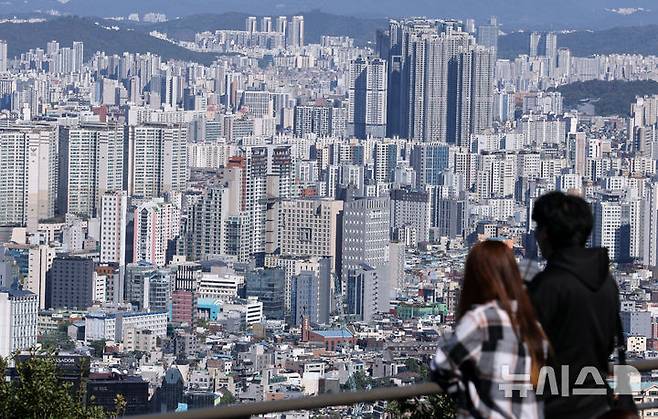 [서울=뉴시스] 이영환 기자 = 14일 오후 서울 용산구 N서울타워에서 바라본 서울 도심의 아파트 단지.한국부동산원에 따르면 10월 첫째 주 서울 아파트 매매 가격은 정부의 10.15 부동산 대책 발표 직후인 지난해 10월 셋째 주보다 10.41% 상승했다. 같은기간 전셋값도 9.96% 올랐다. 2026.10.14. 20hwan@newsis.com