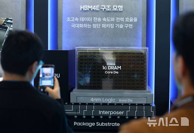 [서울=뉴시스] 전신 기자 = 14일 서울 강남구 코엑스에서 열린 제28회 반도체대전(SEDEX 2026)에서 관람객들이 삼성전자 부스를 둘러보고 있다. 2026.10.14. photo1006@newsis.com