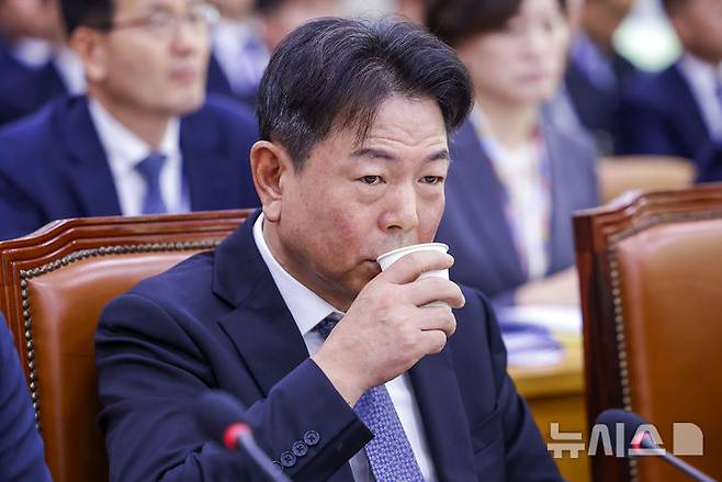 [서울=뉴시스] 정병혁 기자 = 김창국 한국농수산식품유통공사 사장 직무대행이 14일 서울 여의도 국회에서 열린 농림축산식품해양수산위원회의 농촌진흥청 등에 대한 국정감사에서 물을 마시고 있다. 2026.10.14. jhope@newsis.com