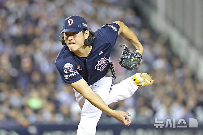 [서울=뉴시스] 김금보 기자 = 14일 서울 송파구 잠실야구장에서 열린 프로야구 2026 KBO 포스트시즌 와일드카드 결정 1차전 두산 베어스와 LG 트윈스의 경기, 1회말 두산 선발 곽빈이 역투하고 있다. 2026.10.14. kgb@newsis.com
