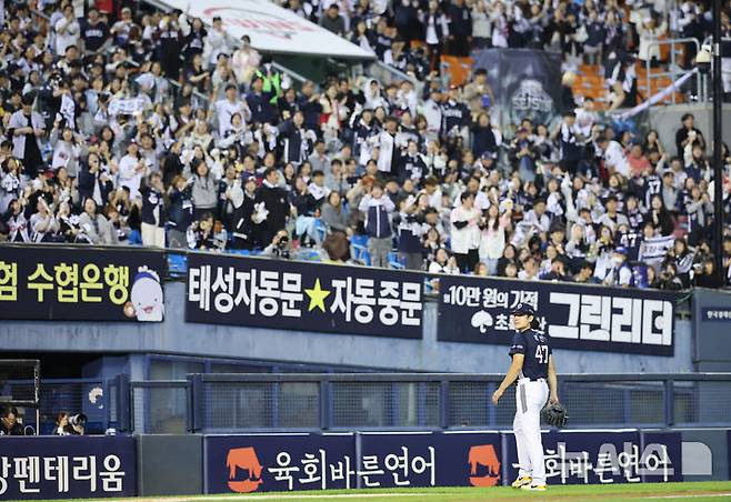 [서울=뉴시스] 김금보 기자 = 14일 서울 송파구 잠실야구장에서 열린 프로야구 2026 KBO 포스트시즌 와일드카드 결정 1차전 두산 베어스와 LG 트윈스의 경기, 2회말 2사 만루 두산 선발 곽빈이 오스틴을 삼진으로 잡아낸 뒤 더그아웃으로 들어가고 있다. 2026.10.14. kgb@newsis.com