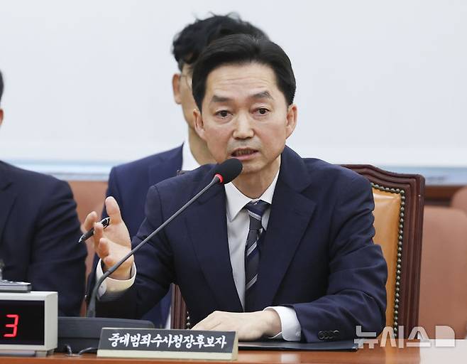 [서울=뉴시스] 김근수 기자 =  김지용 중대범죄수사청장 후보자가 14일 오전 서울 여의도 국회에서 열린 중수청장 후보자 인사청문회에서 질의에 답하고 있다. 2026.10.14. ks@newsis.com