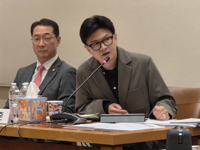 무소속 한동훈 의원이 13일(현지 시간) 미국 뉴욕 주유엔(UN)대표부에서 열린 국회 외교통일위원회의 주유엔대표부, 주뉴욕총영사관, 주보스턴총영사관 합동 국정감사에서 차지훈 주유엔대사에게 질의하고 있다. 뉴욕=윤경환 특파원