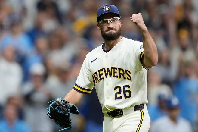 밀워키 에런 애쉬비가 12일 열린 LA 다저스와 NLCS 2차전 8회를 무실점으로 막아내고 기뻐하고 있다. AFP연합뉴스