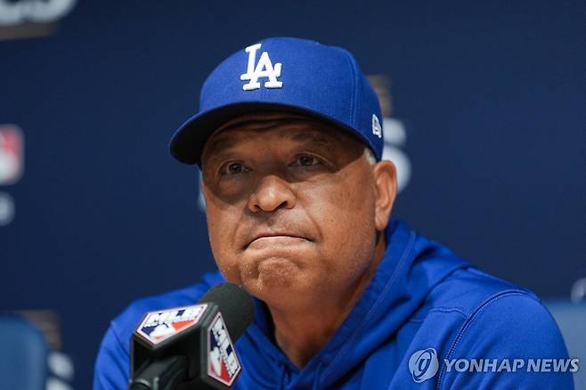 기자회견하는 데이브 로버츠 다저스 감독 [AP=연합뉴스. 재판매 및 DB 금지]