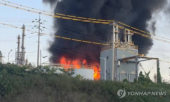 울산 울주군 온산읍 화학업체 화재 현장 (울산=연합뉴스) 14일 오전 9시 41분께 울산 울주군 온산읍 학남리 한 화학제품 제조업체에서 불이 나 소방 당국이 진화 작업을 벌이고 있다. 2026.10.14 [독자 제공. 재판매 및 DB 금지] jjang23@yna.co.kr